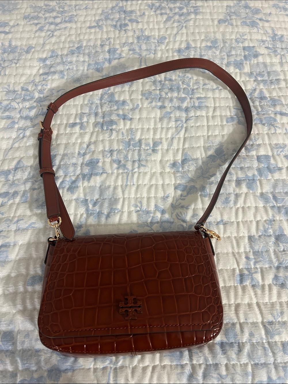 Tory Burch Croc-Embossed Crossbody Bag in Chestnut Brown